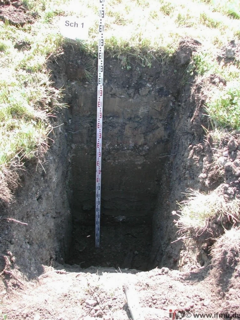 Schürfgrube in Arnsberg: Geotechnische Vorerkundung für schwierige Hanglagen